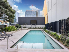 Steps to high end cafes and shops Deck n pool